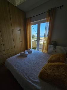ThorikónKD Country Home的一间卧室配有一张床,上面有两条毛巾