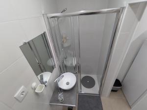 里斯本Room Dream Beato的带淋浴和盥洗盆的白色浴室
