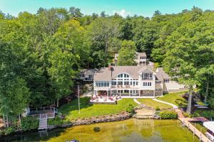 State LandingStoneybrook Retreat Haven - The Cottage的享有大房子的空中美景,享有河流美景