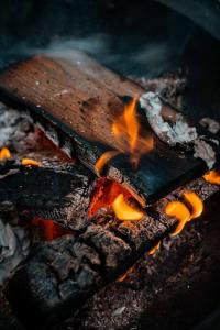 DrábskoYatu Ecological Glamping的烤架上的一块肉,燃烧着火焰