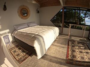 拉米萨Eco Lodge SOL- SUE的一间卧室设有一张床和一个大窗户
