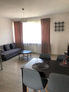 克莱佩达Vezas Apartment 3beds的客厅配有沙发和桌子
