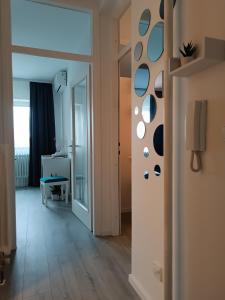瓦拉日丁Apartman Vervis Varaždin的一间设有走廊的房间,门上设有镜子