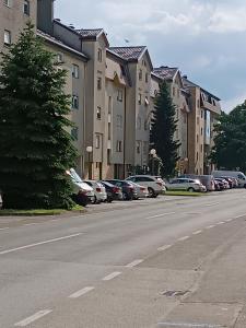 瓦拉日丁Apartman Vervis Varaždin的停车场内有车辆的街道
