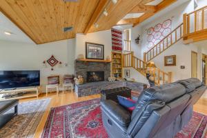 克劳德克罗夫特Cloudcroft Mtn Home with Patio, Walk to Golf Course!的带沙发和壁炉的客厅