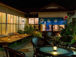 大岛Yuraku Izu-Oshima - Vacation STAY 44742v的户外休息区配有桌椅和桌椅。