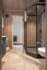 斯特兰达Exclusive Cabin Apartment with Sauna - 101的一间带玻璃淋浴和水槽的浴室