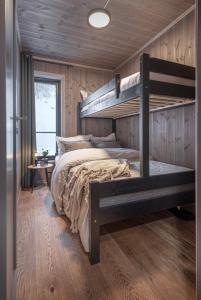 斯特兰达Exclusive Cabin Apartment with Sauna - 101的小屋内设有一间带两张双层床的卧室