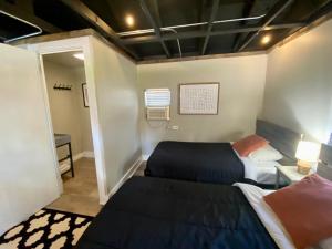 拉皮德城Cabin 9 at Horse Creek Resort的小型客房的两张床,配有镜子