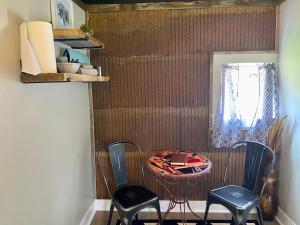 拉皮德城Cabin 9 at Horse Creek Resort的一间设有两把椅子、一张桌子和一个窗户的房间