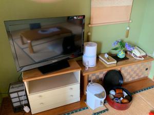 妙高Kofukan - Vacation STAY 64890v的电视坐在木架上,配有电视