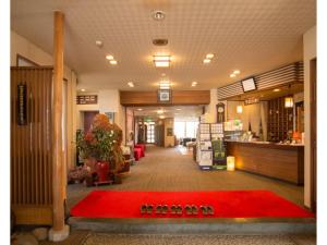 妙高Kofukan - Vacation STAY 67971v的商店中间有红色地毯的大堂