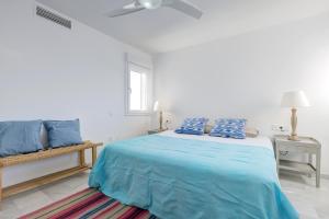 马贝拉Puerto Banus Harbour View Apartment的白色卧室设有蓝色的床和窗户