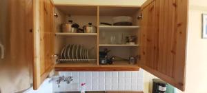 Megás LimniónasSTROUBIS STUDIOS 2的一个带木制橱柜和水槽的厨房