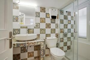 纳夫普利翁欧墨菲波利酒店的一间带卫生间和水槽的浴室