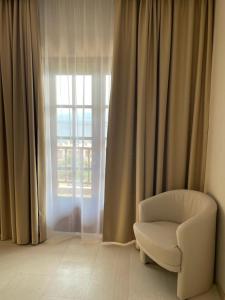 欧拉努波利斯Viva Properties的窗户客房内的白色椅子