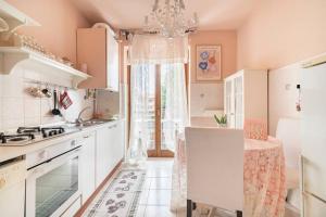 路伊斯亚戈菲奥伦扎公寓的厨房配有白色橱柜和吊灯。