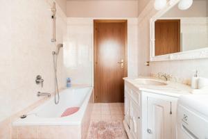 路伊斯亚戈菲奥伦扎公寓的带浴缸、水槽和淋浴的浴室