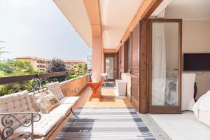 路伊斯亚戈菲奥伦扎公寓的阳台设有1个带沙发和电视的庭院。