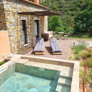 Alvoco das VárzeasQuinta das Levadas - Country House & Nature的一个带游泳池和房子的后院