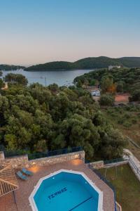 塞沃塔Villa Rodanthi Sivota的享有游泳池和湖泊的上方景色
