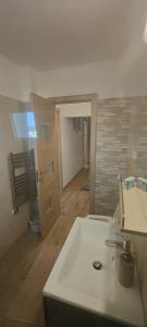 拉姆尼库沃尔恰Apartament 2 camere的浴室配有白色水槽和卫生间。