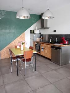 凯恩Maison individuelle à Caen的厨房配有桌椅