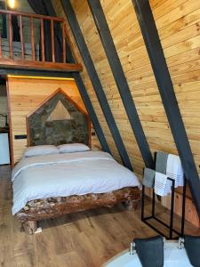 贾马里海姆森MEKTA BUNGALOV的小木屋内的卧室,配有床