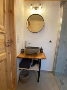 埃基斯蒂尔Hengifosslodge Tiny Houses的浴室设有水槽和墙上的镜子
