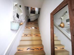 波尔蒂芒Charming Portuguese style apartment, for rent "Vida à Portuguesa", "Gaivota" Alojamento Local的木门楼梯和楼梯楼梯楼梯