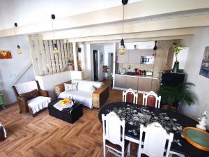 波尔蒂芒Charming Portuguese style apartment, for rent "Vida à Portuguesa", "Gaivota" Alojamento Local的一间带桌子的客厅和一间厨房