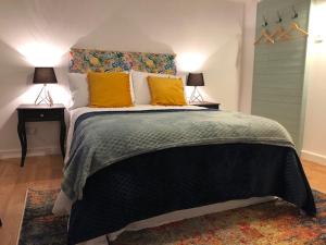 科尔切斯特Sunrise Studio的一间卧室配有一张带黄色枕头的大床