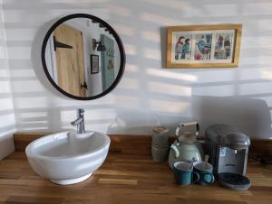 科尔切斯特Sunrise Studio的一间带水槽和镜子的浴室