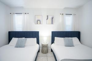迈阿密Modern 3-Bedroom in the Heart of Wynwood Art District的卧室内两张并排的床