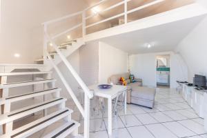 普罗奇达Kisses House - MARINA GRANDE PORT的客厅的白色楼梯,配有桌子