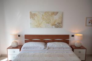阿布鲁齐的罗塞托APPARTAMENTO SUL MARE的一间卧室配有一张带2个床头柜的大床