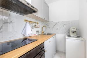 戈斯皮奇Mountain View Apartment Lika****的白色的厨房配有水槽和洗碗机