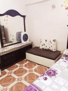 شقة مفروشة 5 سراير في كامب شيزار的小房间设有床、镜子和镜子
