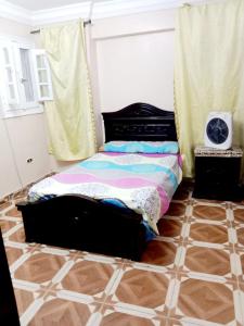 شقة مفروشة 5 سراير في كامب شيزار的卧室位于客房的角落,配有一张床