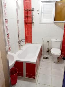 شقة مفروشة 5 سراير في كامب شيزار的带浴缸和卫生间的浴室。