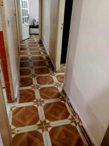 شقة مفروشة 5 سراير في كامب شيزار的走廊上铺着瓷砖地板