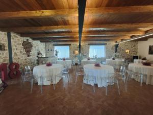 Castel RitaldiVilla Proserpina的大楼内一间设有白色桌椅的房间
