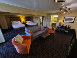 北普拉特北普拉特贝斯特韦斯特普拉斯套房酒店的酒店客房带两张床、一张沙发和一个客厅。