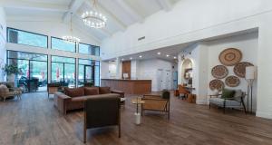 尼尔逊Prestige Lakeside Resort, WorldHotels Elite的带沙发和椅子的大客厅