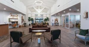 尼尔逊Prestige Lakeside Resort, WorldHotels Elite的客厅配有沙发和桌椅