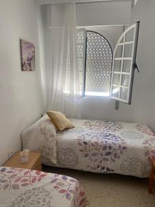 巴尔巴特PISO ATuN的一间卧室设有两张床和窗户。