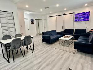 迈阿密World Connect Miami的客厅配有沙发和桌椅