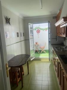 巴尔巴特PISO ATuN的厨房配有桌子和通往庭院的门