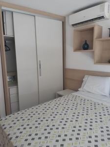 福塔莱萨LIV INN Apartamento na Beira-Mar Fortaleza的一间小卧室,配有床和滑动玻璃门