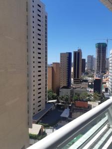福塔莱萨LIV INN Apartamento na Beira-Mar Fortaleza的从大楼的阳台上可欣赏到城市景观